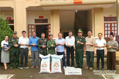 Theo chân cán bộ Mavin đưa hàng vạn gà giống về bản