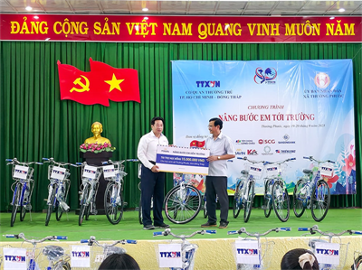 Mavin trao học bổng Nâng bước em đến trường cho học sinh xã Thường Phước